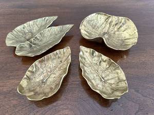 lot 306 image: Set of 4 Brass Leaf Dishes