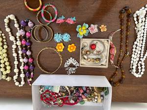 lot 311 image: Costume Jewelry Collection Lot