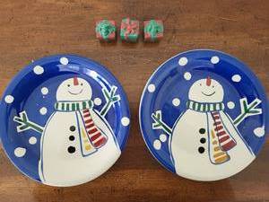 lot 323 image: Gibson Snowman Plates & Gift Decor Set