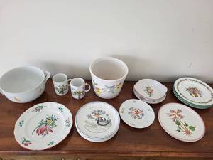 lot 324 image: Floral Ceramic Tableware Set