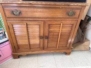 lot 340 image: Vintage Wooden Cabinet