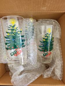 lot 356 image: Holiday Christmas Glassware Set