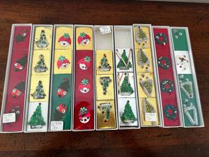 lot 375 image: Vintage Retro Christmas Matchbooks