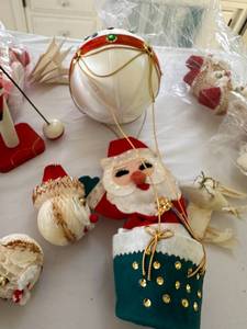 lot 384 image: Vintage Christmas Ornament Collection