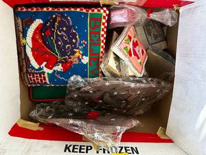 lot 386 image: Holiday Decor & Napkin Assortment
