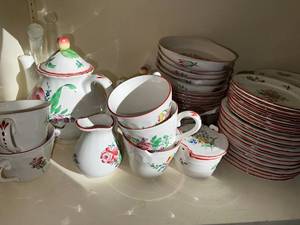lot 397 image: Vintage Floral Ceramic Dinnerware Set