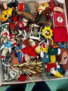 lot 402 image: Vintage Christmas Ornament Collection