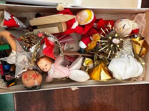 lot 403 image: Vintage Christmas Ornament Set