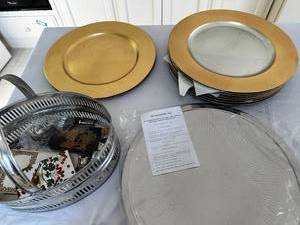 lot 410 image: Elegant Gold Decorative Dinner Plates