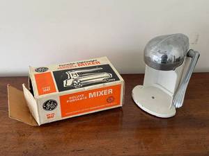lot 140 image: GE Deluxe Portable Mixer Vintage