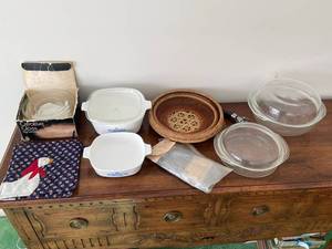 lot 143 image: Vintage CorningWare Dish Set