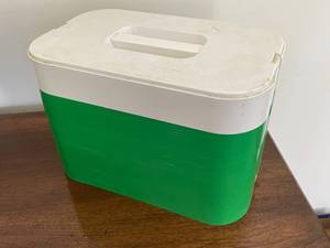 lot 147 image: Vintage Tupperware Picnic Set Green
