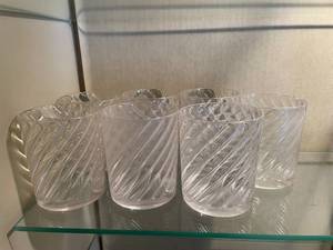 lot 285 image: Swirl Design Plastic Tumblers Set