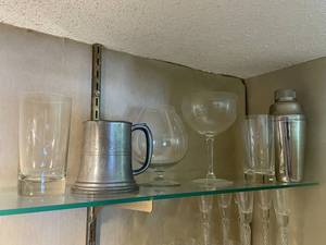 lot 288 image: Vintage Drinkware & Pewter Tankard Set