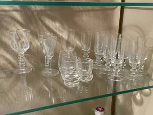 lot 293 image: Vintage Assorted Glassware Set