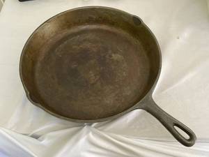 lot 344 image: No. 10 Cast Iron Skillet