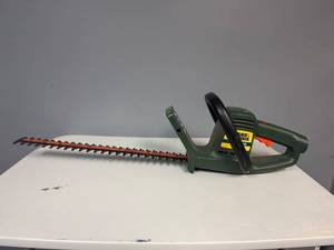 lot 38 image: Black & Decker 18 Electric Hedge Trimmer