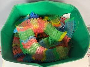 lot 42 image: Container of Colorful Interlocking Plastic Links - Set