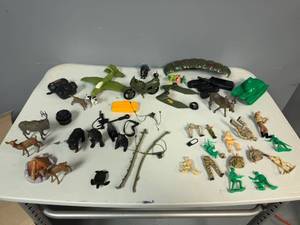 lot 45 image: Mixed Lot of Vintage Toy Soldiers and Animal Figurines