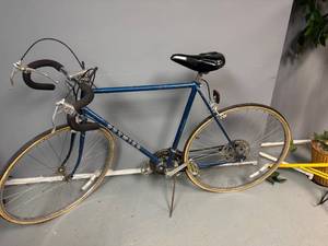 lot 62 image: Blue 12 Speed Premier Touring Bicycle