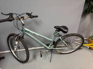 lot 63 image: Magna Great Divide Hardtail Mountain Bike