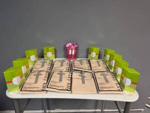 lot 70 image: Collection of Mary Kay City Modern Bags and Apple & Pear Gift Sets