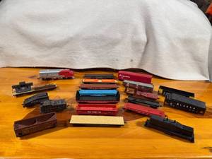 lot 74 image: Vintage HO Gauge Collection of 20 Model Train Cars Featuring Union Pacific and More