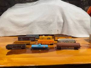 lot 75 image: Collection of 12 HO Guage Model Train Cars Various Brands and Types