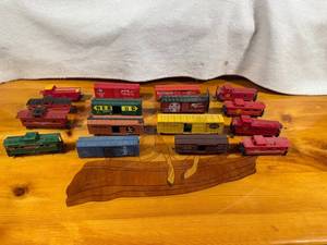 lot 76 image: Collection of 16 Vintage HO Guage Model Train Cars - Assorted Railroads