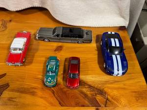 lot 78 image: Set of 5 Assorted Die-Cast Model Cars