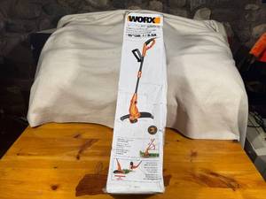 lot 81 image: WORX 5.5 AMP 15-inch Electric Grass TrimmerEdger
