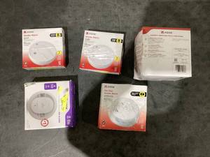 lot 682 image: LOT of 5 Smoke Alarms