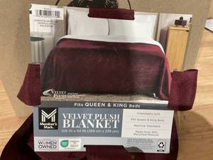 lot 458 image: KingQueen Members Mark Herringbone Velvet Plush Blanket