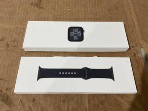 lot 600 image: Apple Watch SE (2nd Gen) GPS 40mm Smartwatch with Midnight Aluminum Case MXE73LLA