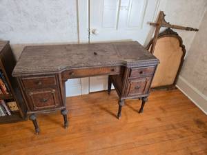 lot 8 image: Vintage Wooden Vanity with Mirror Frame