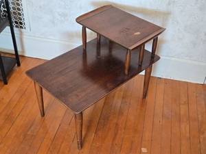 lot 11 image: Mid-Century Modern Two-Tier End Table