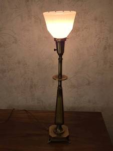 lot 13 image: Vintage Brass Table Lamp with Glass Shade