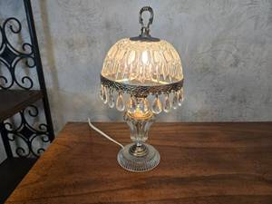 lot 16 image: Vintage Crystal Table Lamp