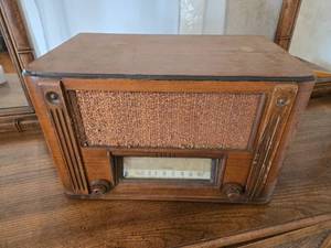 lot 17 image: Vintage Sears Roebuck Silvertone Tube Radio Model 101802-2A Untested