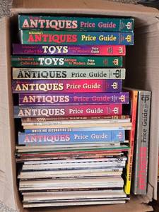 lot 26 image: Antiques and Collectors Magazines