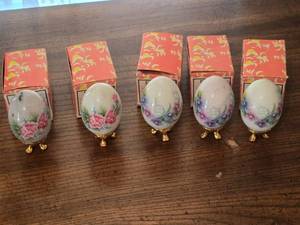 lot 43 image: 5 Enesco Floral Design Marble Eggs with Holders