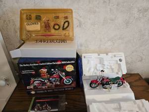 lot 45 image: Awesome Franklin Mint Harley-Davidson Limited Edition Christmas 2000 Collectible Model