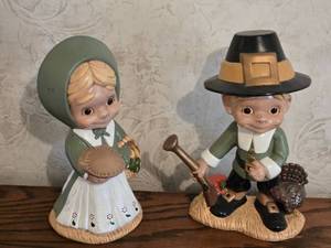 lot 50 image: Thanksgiving Pilgrim Boy and Girl Ceramic Figurines