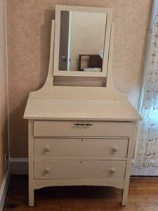 lot 5J image: Vintage Vanity Dresser with Mirror and Floral Lined Drawers - by Helmer