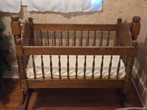 lot 5L image: Wooden Spindle Cradle with Mattress