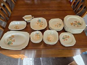 lot 86 image: Set of Vintage Homer Laughlin Dinnerware with Floral Pattern