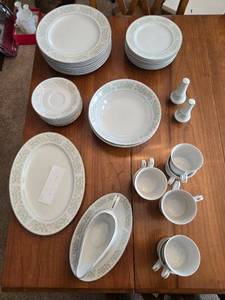 lot 87 image: Taihei Floral China Dinnerware Set