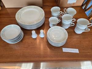 lot 88 image: Taihei Fine China Dinnerware Set, Service for 8