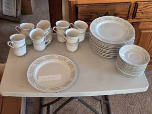lot 89 image: Taihei China Dinnerware Set with Floral Design  - Service for 12