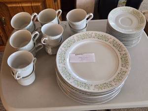 lot 90 image: Taihei Floral Pattern China Dinnerware Service for 10